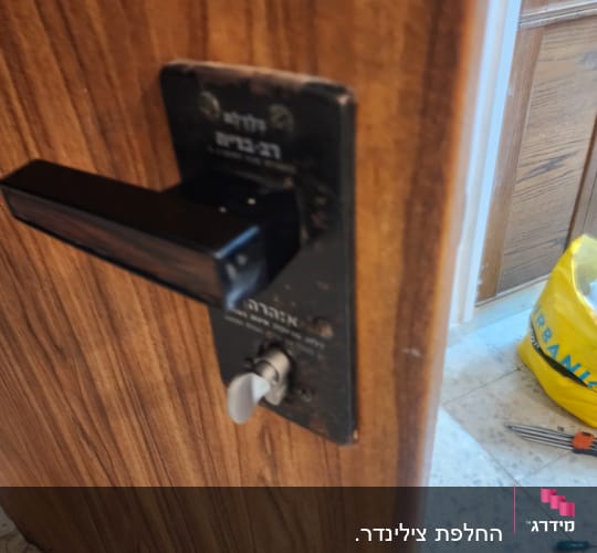 מנעול דלת עם ידית וכלי עבודה על הרצפה